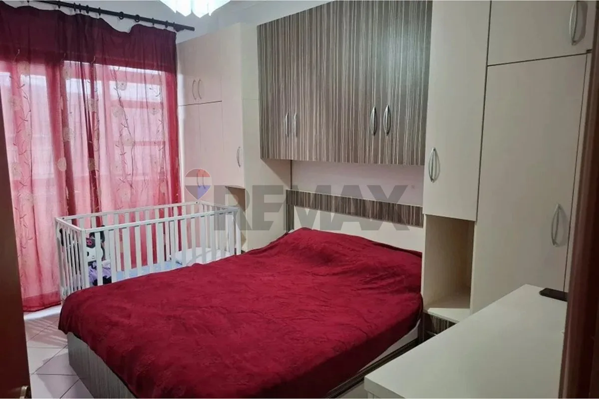 Jepet apartament per qira te Pallatet Cabej 2