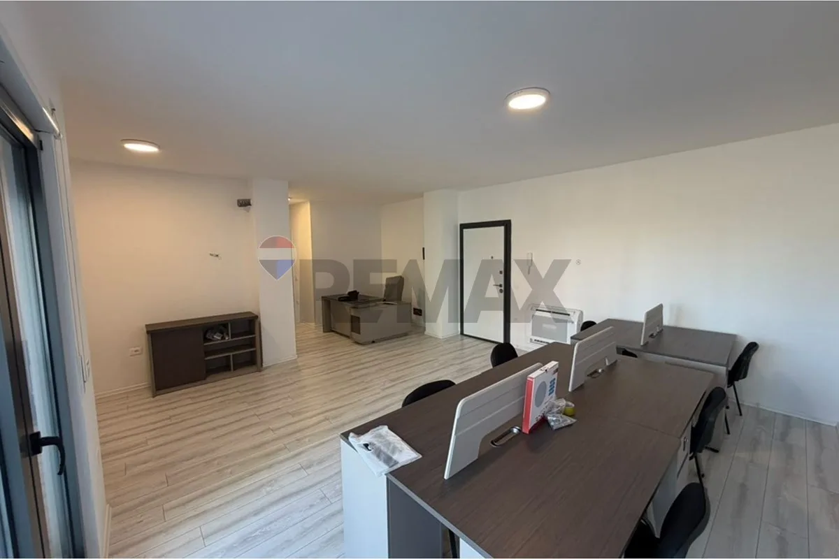 Jepet me qira zyre 2+1, me 2 tualete, me sipërfaqe 105 m², i pozicionuar në katin e parë të banimit 4