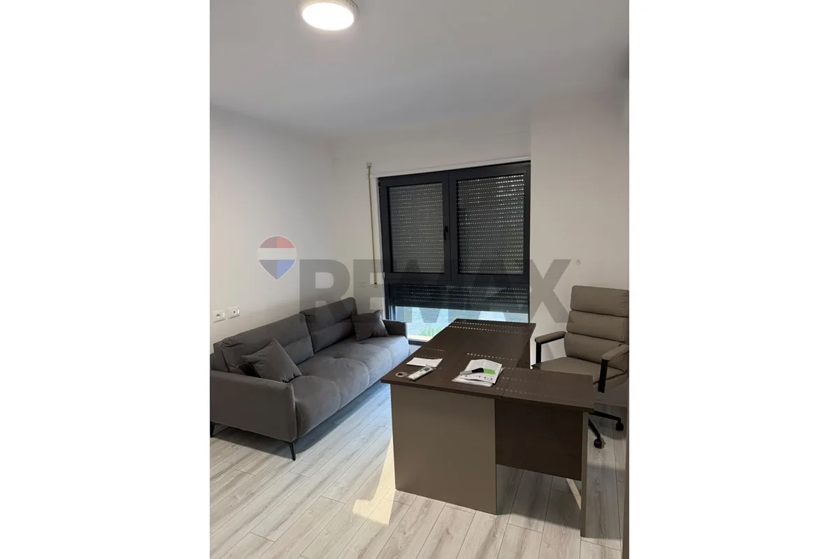 Jepet me qira zyre 2+1, me 2 tualete, me sipërfaqe 105 m², i pozicionuar në katin e parë të banimit 3