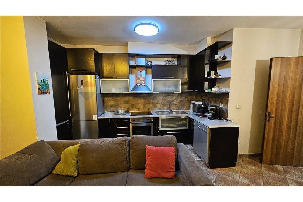 Jepet me qira apartament me qira, buzë unaze, Kodra e Diellit 2