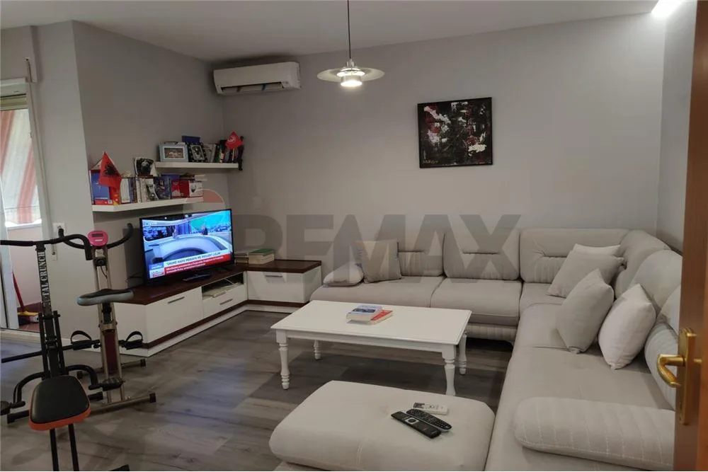 Jepet me qira apartament te Komuna e Parisit